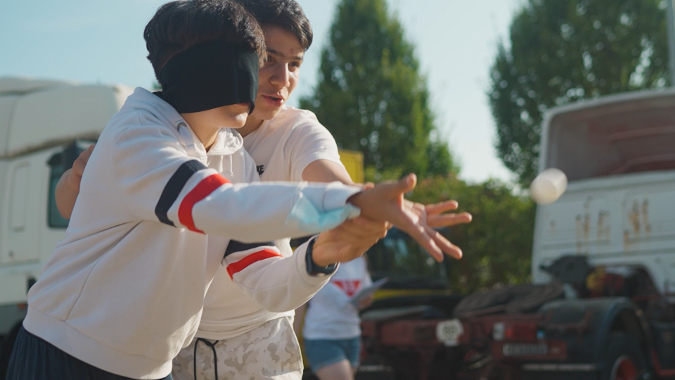 kinderen gooien geblinddoekt met een bal